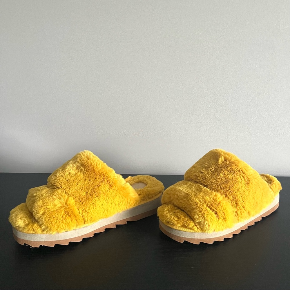 Aldo Gaismas Faux Fur Plush Slippers Womens M 7-8 Golden Yellow Mustard